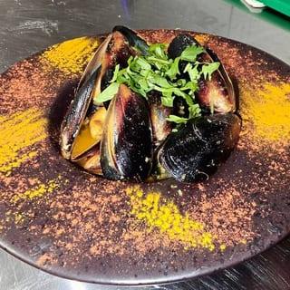 Spicy Sautéed Mussels with Naan